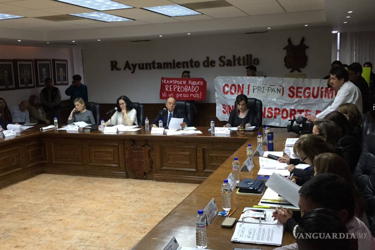 Aprueban alza a tarifas del transporte en Saltillo; ciudadanos irrumpen en Alcaldía y forman un 'Cabildo Ciudadano'