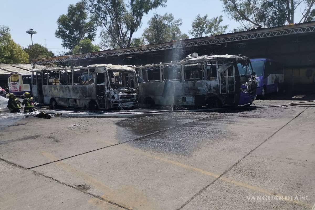 Incendio deja 12 camiones quemados en Coyoacán