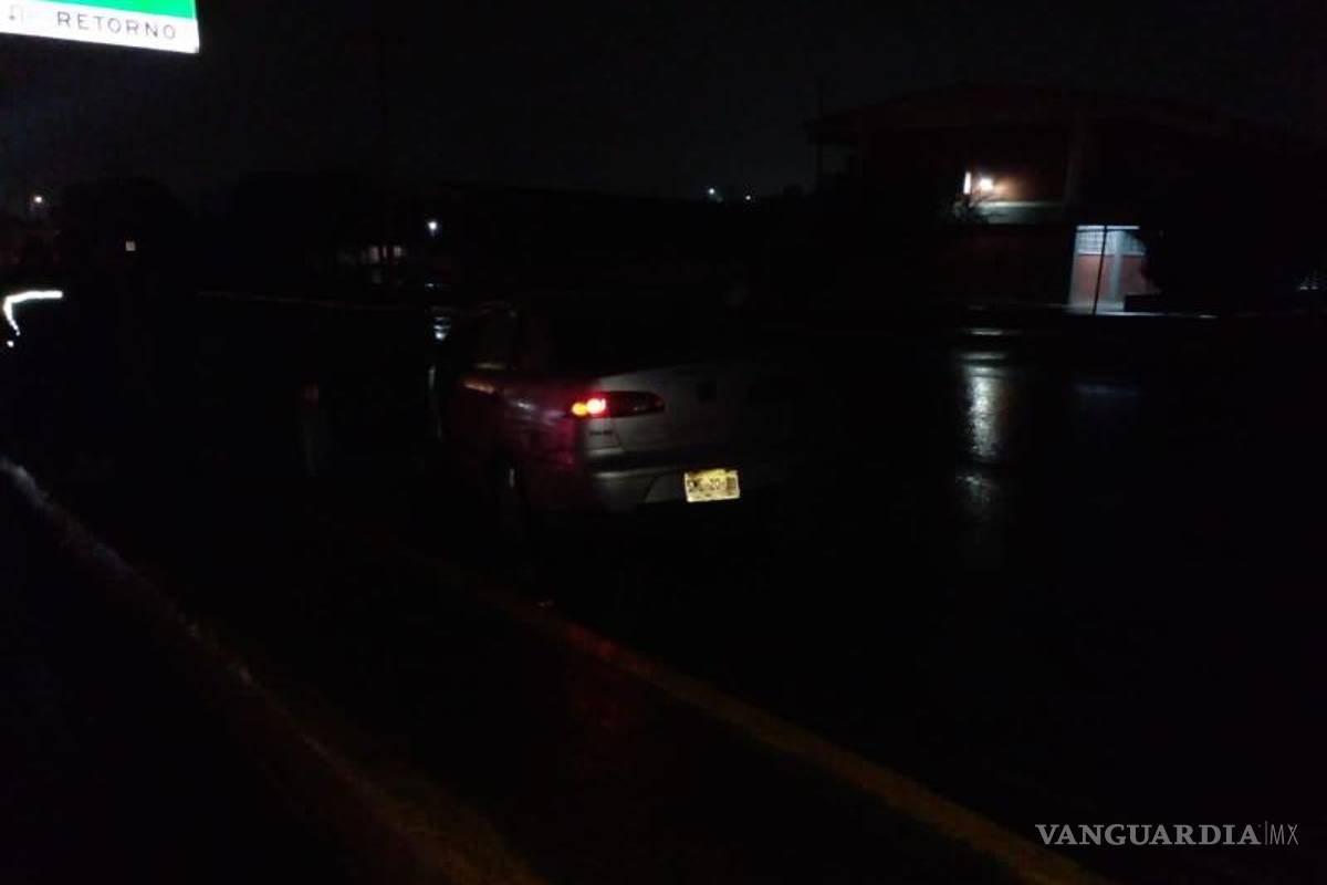 Chocan y derriban poste de energía eléctrica al sur de Saltillo