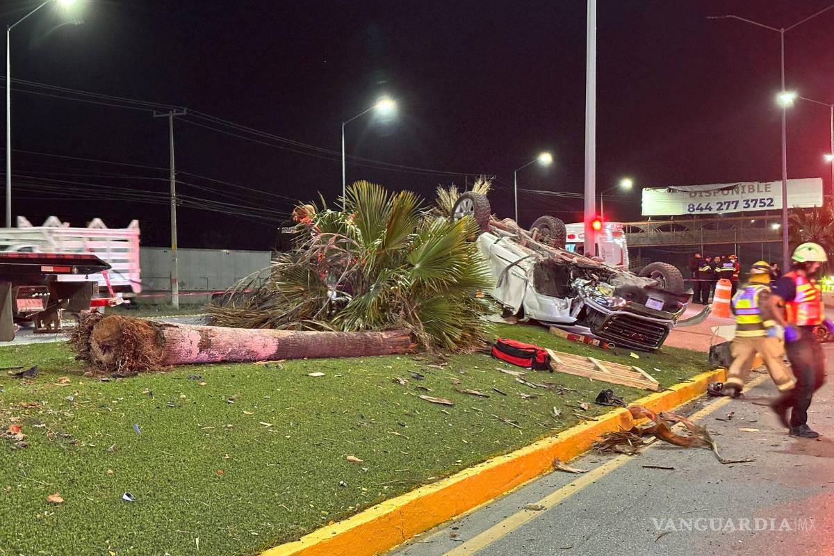 Conductor invade carril, vuelca y muere prensado en su camioneta, en bulevar de Ramos Arizpe