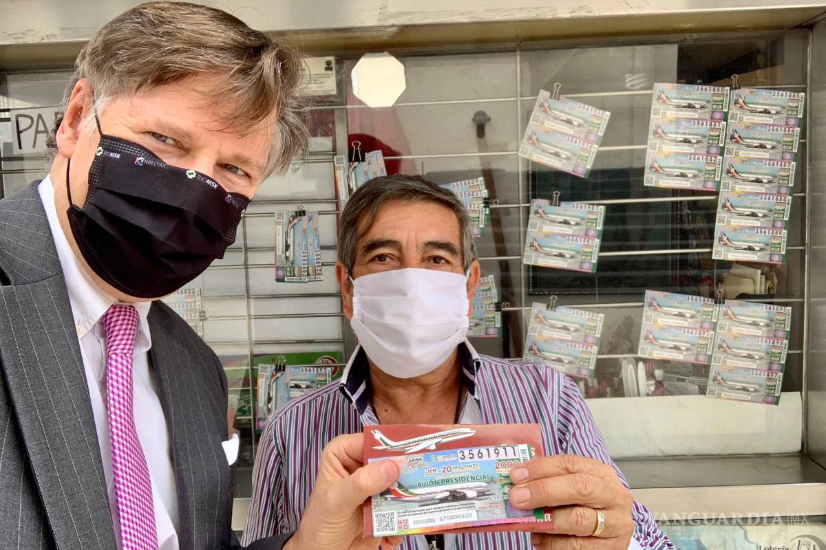 Responde al llamado de AMLO: Embajador Christopher Landau compra &quot;cachito&quot; para rifa de avión