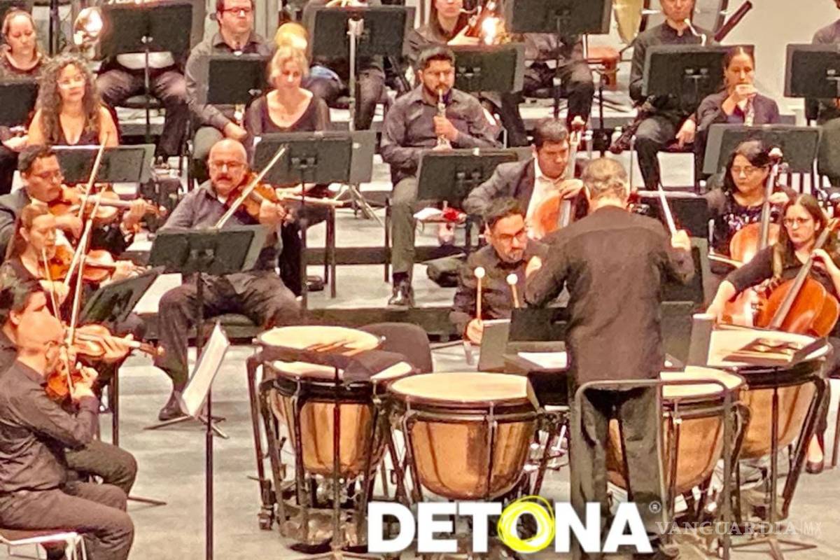 Del rincón en el fondo de la orquesta, al frente del escenario