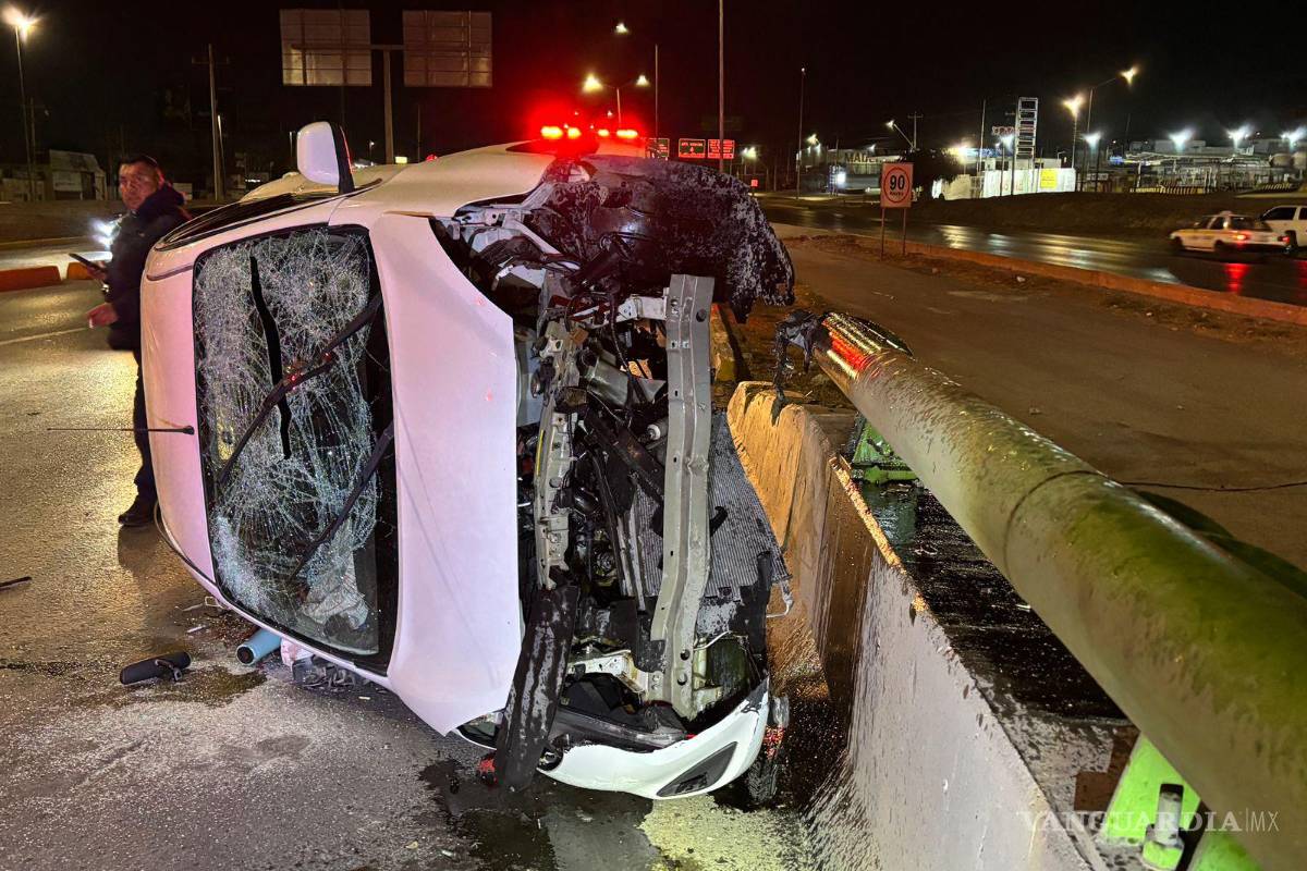 $!El vehículo quedó volcado sobre su costado derecho tras perder el control y estrellarse contra la barra de contención.