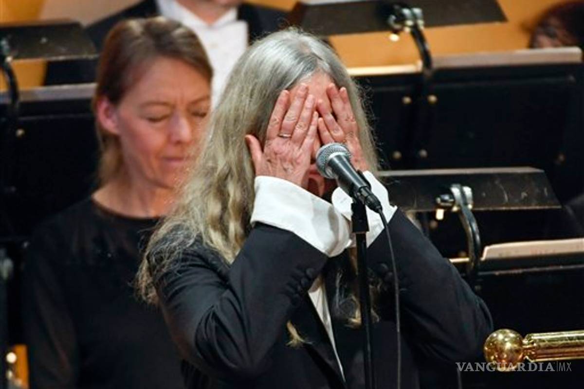 Patti Smith olvidó la letra de canción de Bob Dylan en ceremonia del Nobel