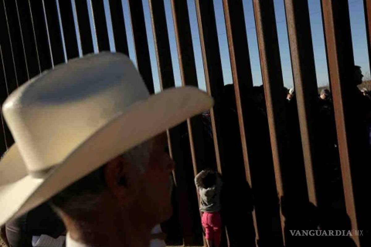 $!Derriban los prototipos del muro fronterizo de Trump