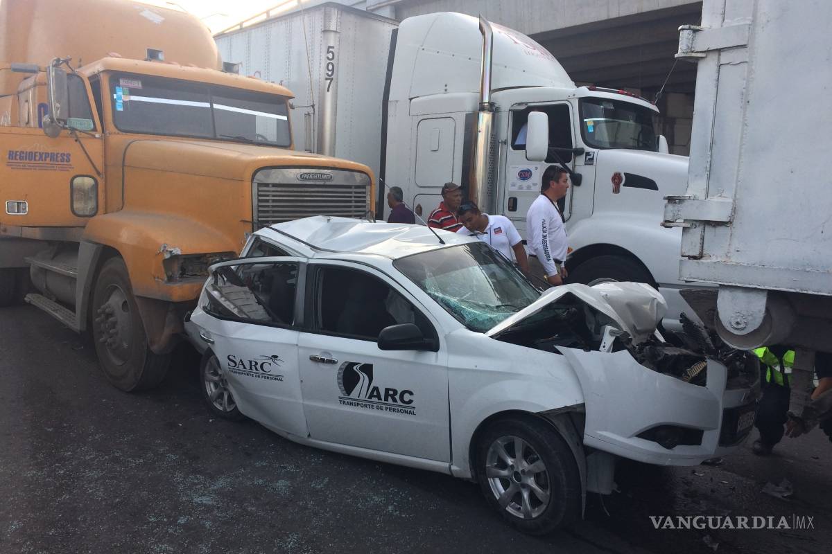 Hombre muere prensado tras choque, en Saltillo