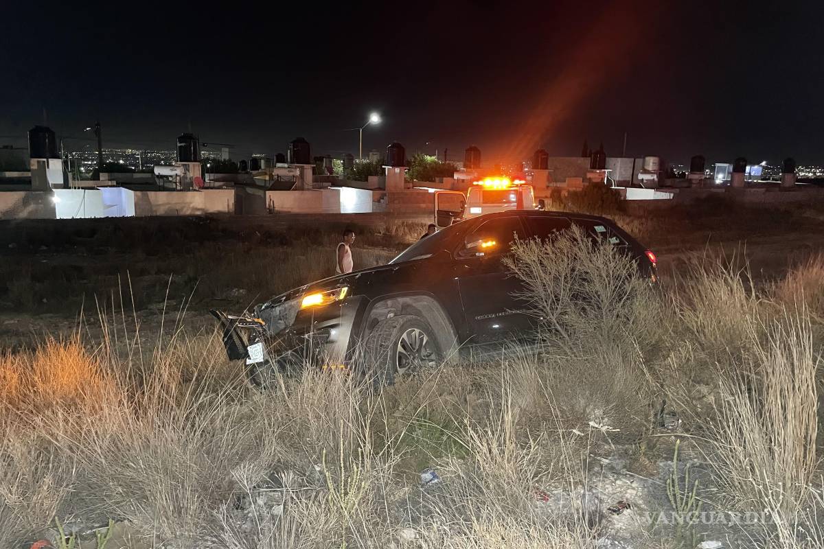 Saltillo: evita joven choque frontal, pero termina fuera del camino en Mirasierra