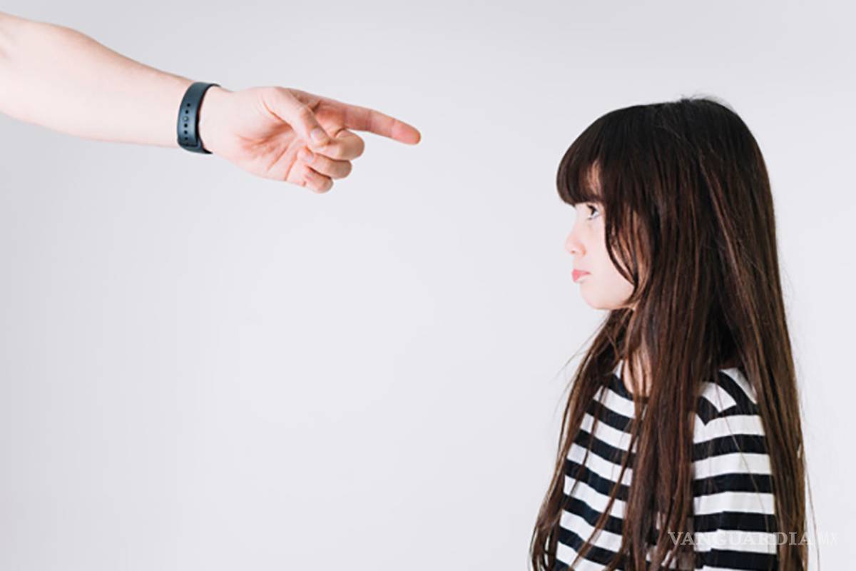 Adiós cinto, nalgada y chanclazo, padres no podrán disciplinar con agresiones