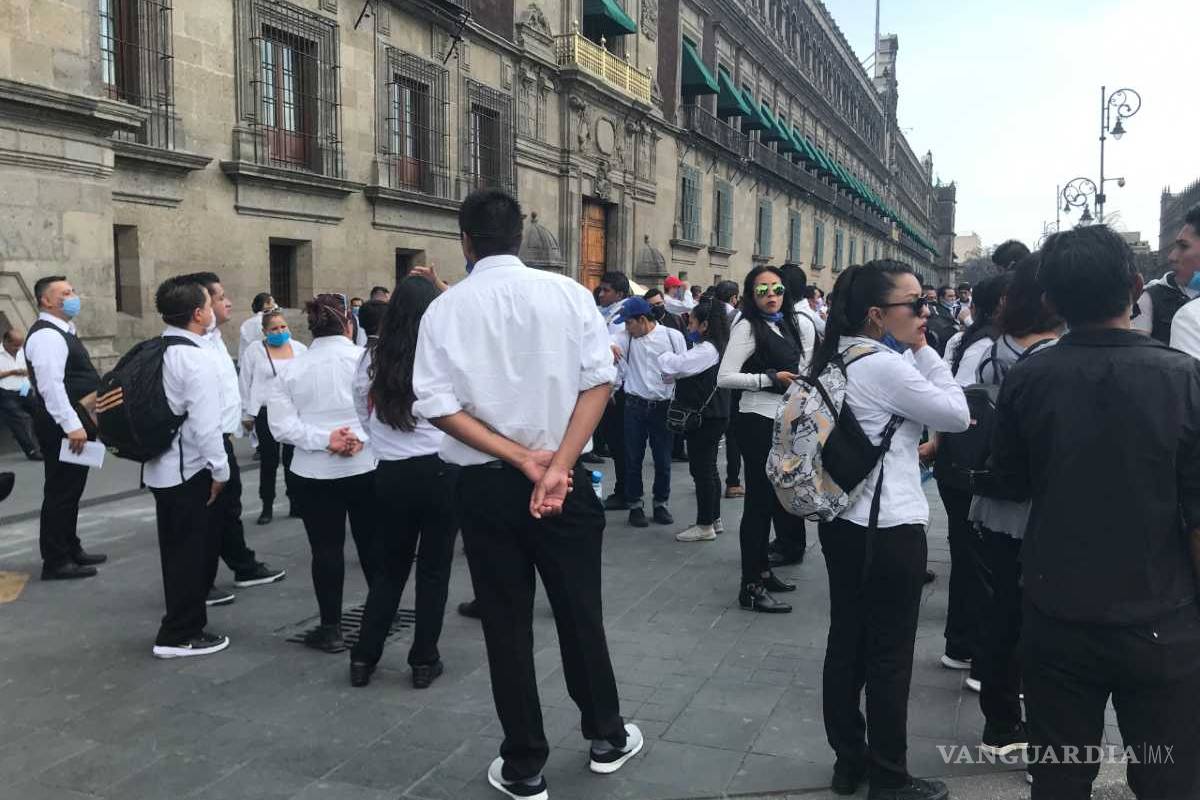 Meseros y 'bartenders' exigen apoyos a AMLO