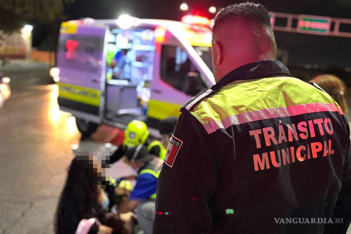 Impacta motocicleta tras cambiar de carril en el periférico LEA de Saltillo; acompañante lesionada