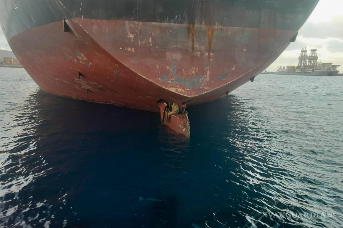 Tres migrantes sobrevivieron 11 días en un timón petrolero con destino a España