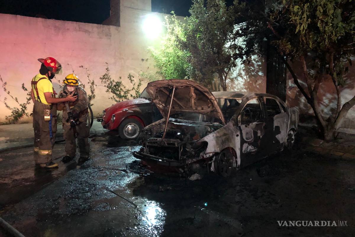 Fuego deja a vehículo en calidad de chatarra en colonia de Saltillo