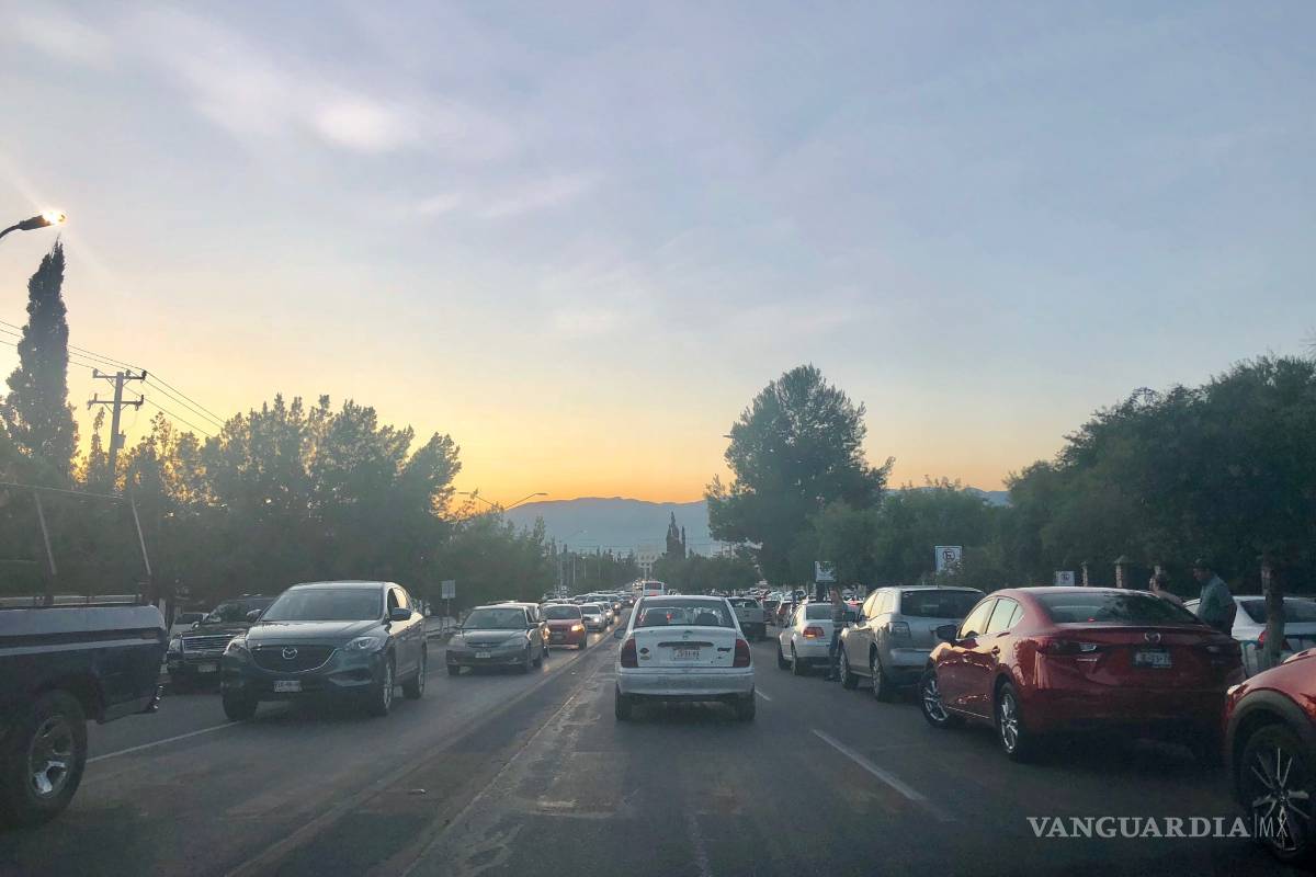 Saltillo enloquece con el regreso a clases, tremendo caos vial