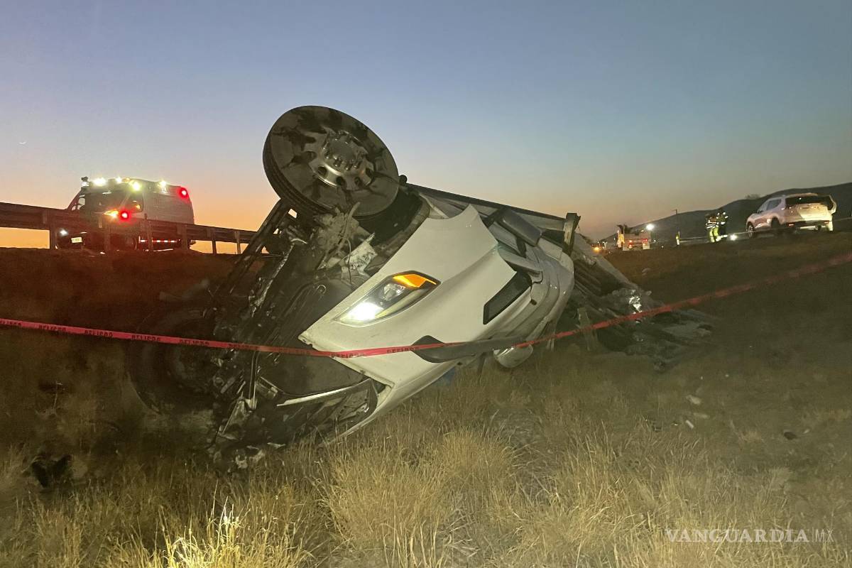Muere trailero al volcarse sobre la Carretera Federal 57