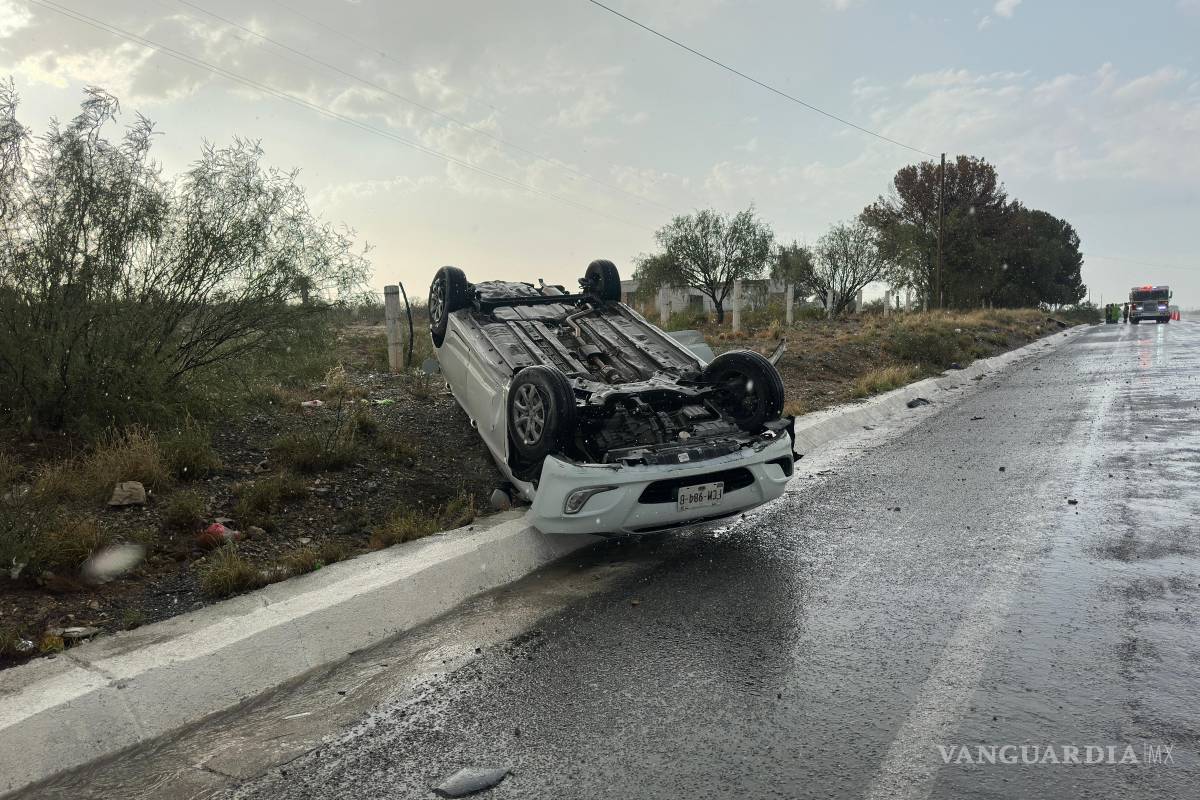 Aparatosa volcadura rumbo a Zacatecas deja sólo susto a familia