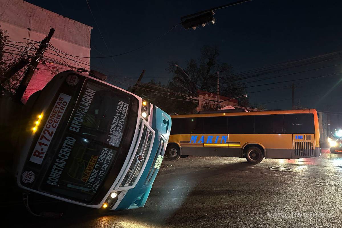 Choque de crucero entre dos camiones de pasajeros deja ocho lesionados en Monterrey