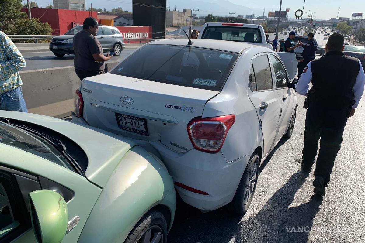 Causa carambola por ir a exceso de velocidad