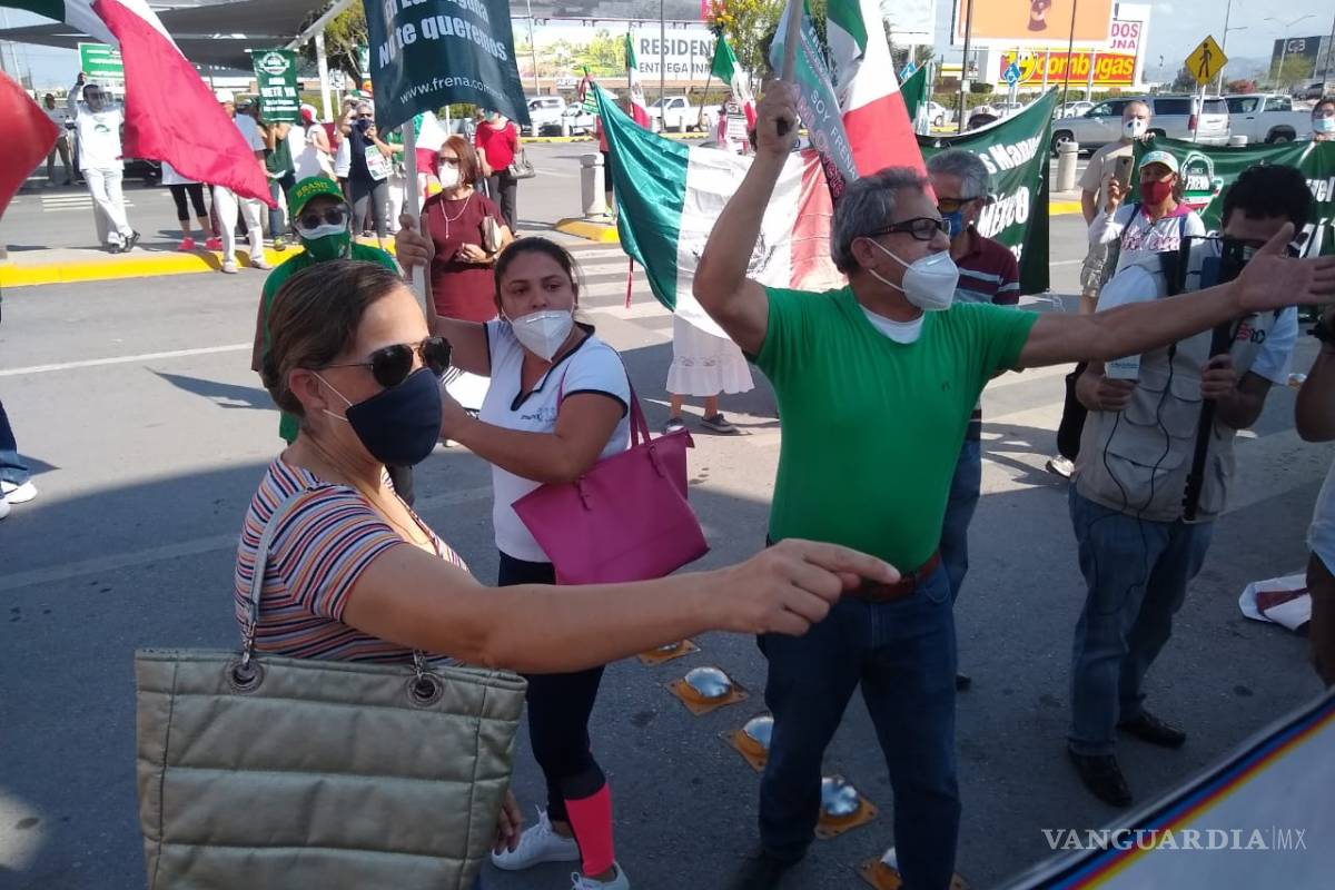 Chocan simpatizantes y opositores en arribo de AMLO a Torreón