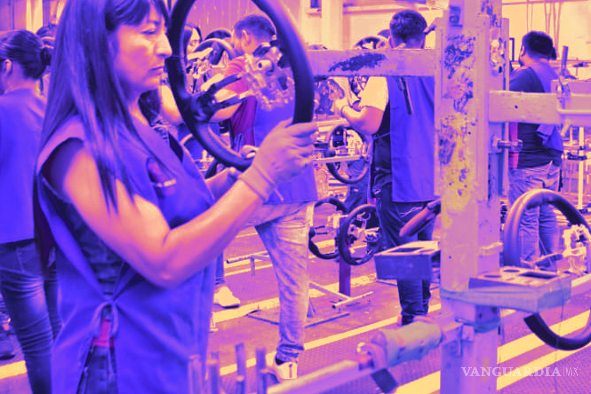 En noviembre de 2025 el personal ocupado industrial disminuyó 2.7% en México