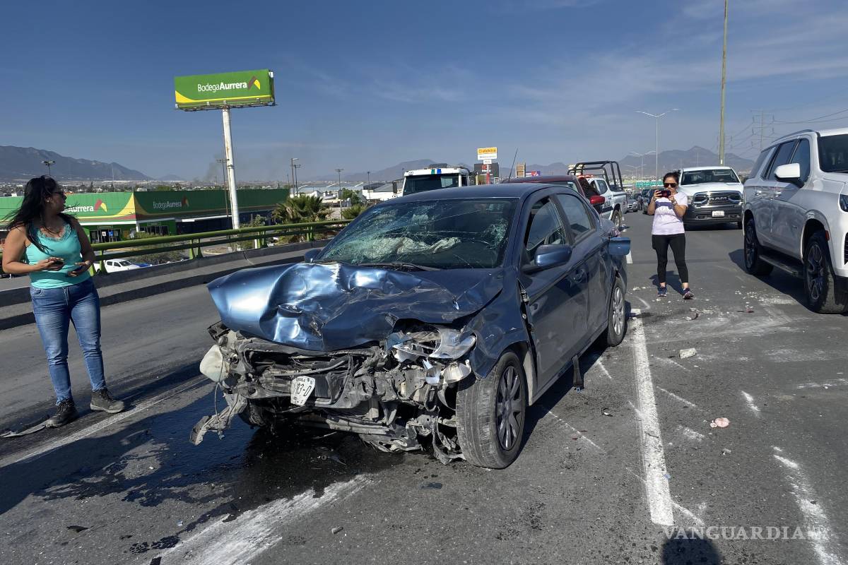 Pierde el control, choca contra muro y causa más accidentes al oriente de Saltillo