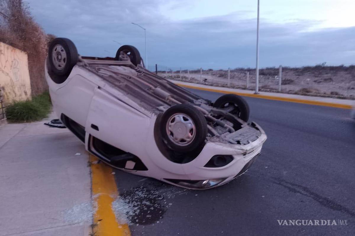 Conductor en estado de ebriedad huye tras volcar, en colonia de Ramos Arizpe