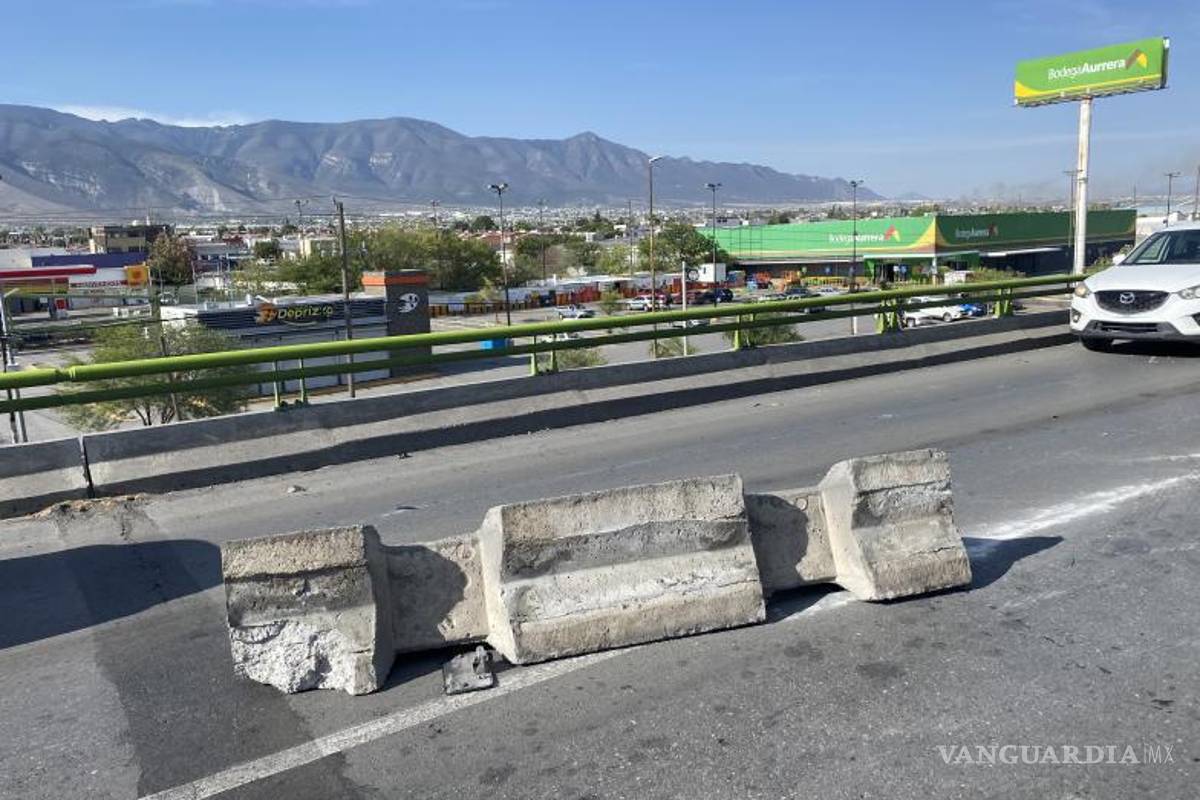 $!Una ballena de concreto quedó atravesada en los carriles contrarios tras el impacto.