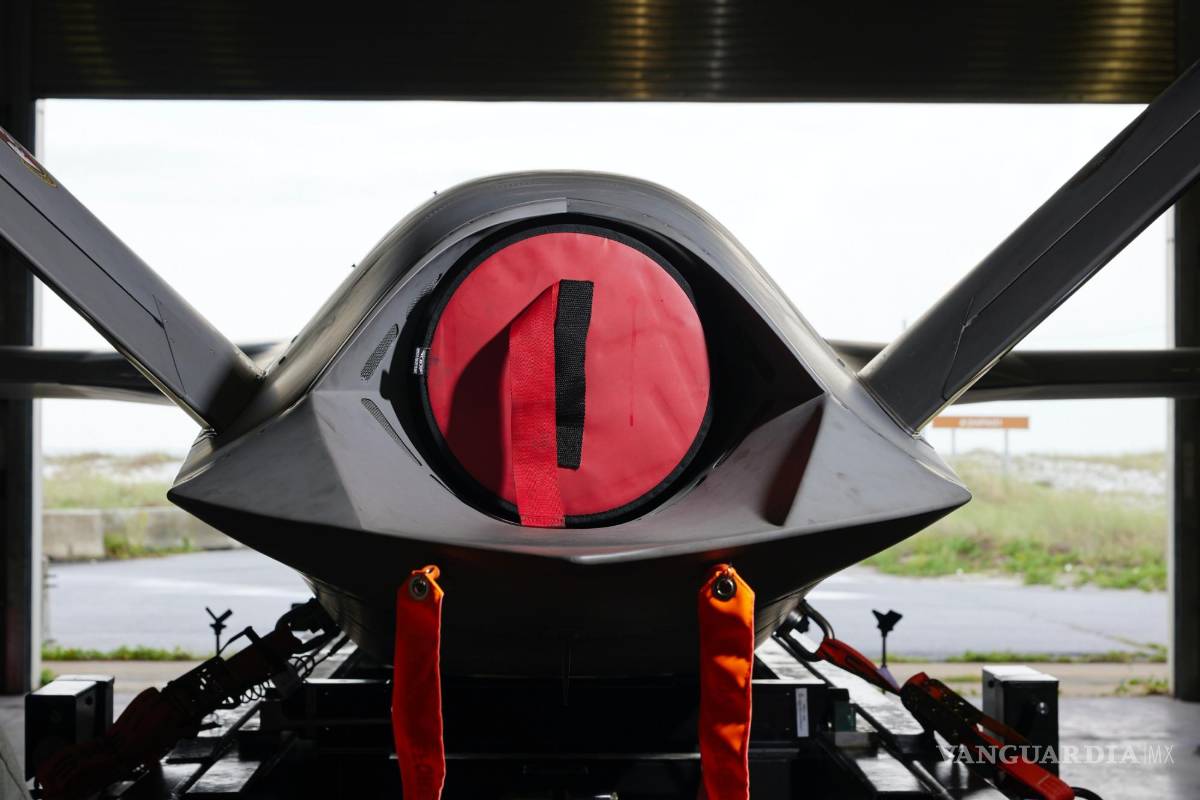 $!La parte trasera del avión de combate no tripulado experimental Kratos XQ-58 en la Base de la Fuerza Aérea de Eglin, cerca de Fort Walton Beach, Florida