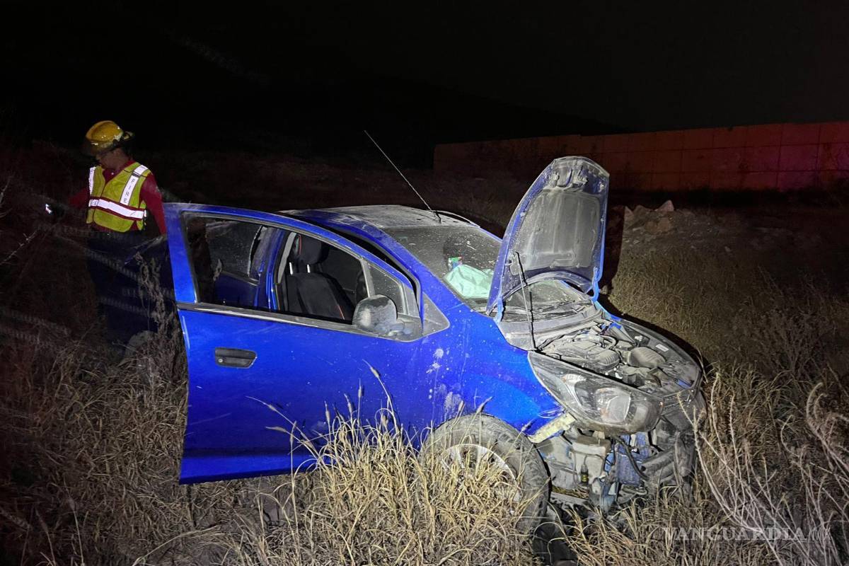 Se estrella, vuelca e incendia maleza en la Monterrey-Saltillo; bomberos controlan siniestro