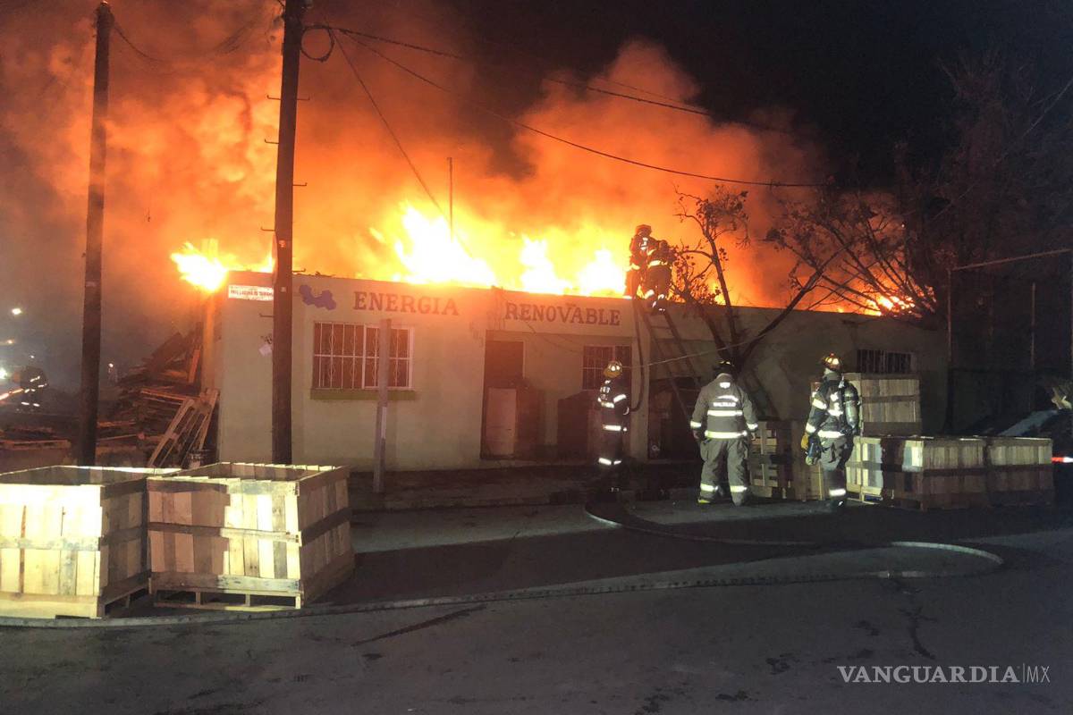 Saltillo: Se registra fuerte incendio en negocio de tarimas en La Salle