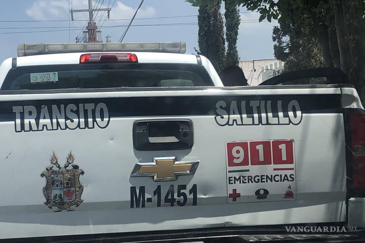 Choca contra barrera metálica por ir a exceso de velocidad