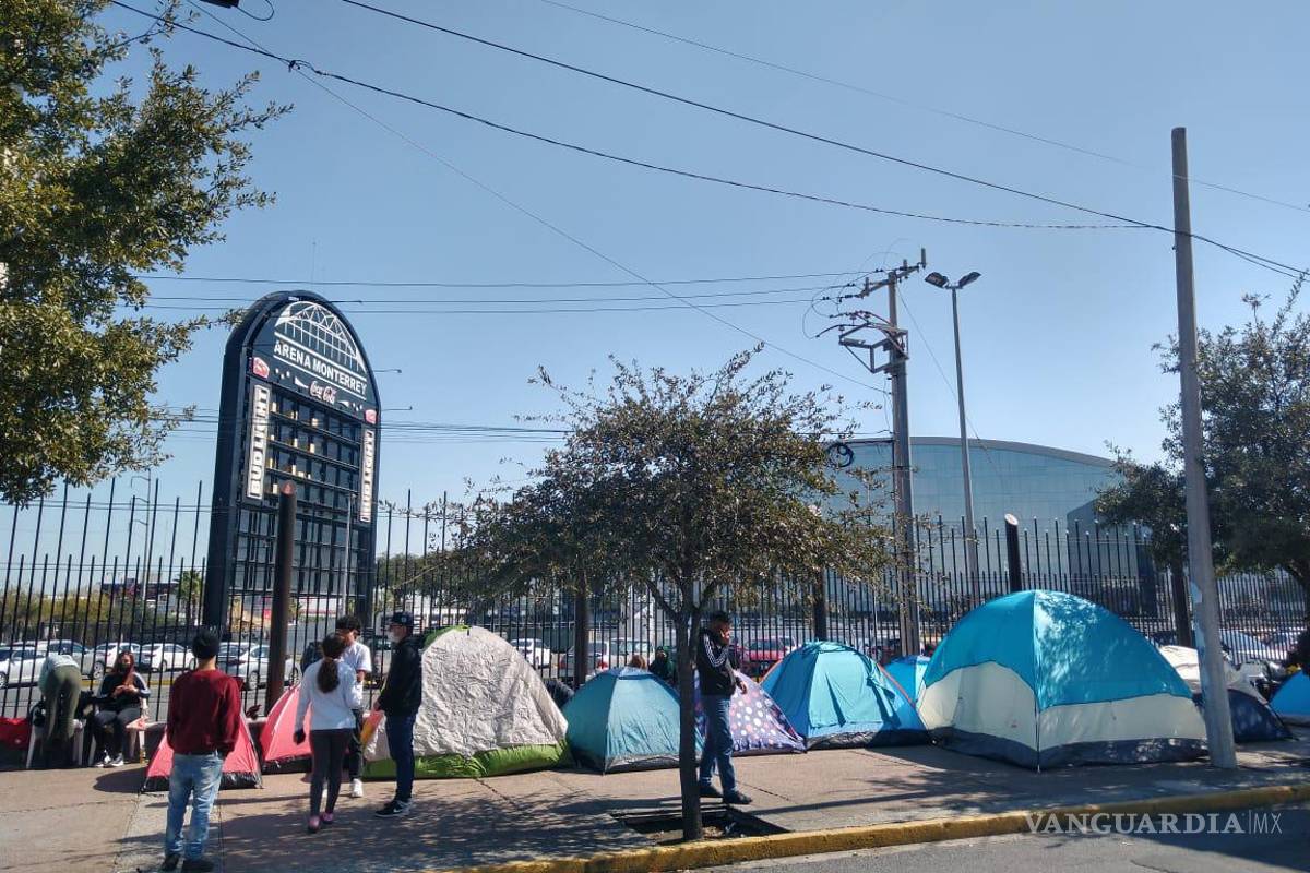Enfrentan frío y cansancio por un boleto para concierto de Bad Bunny
