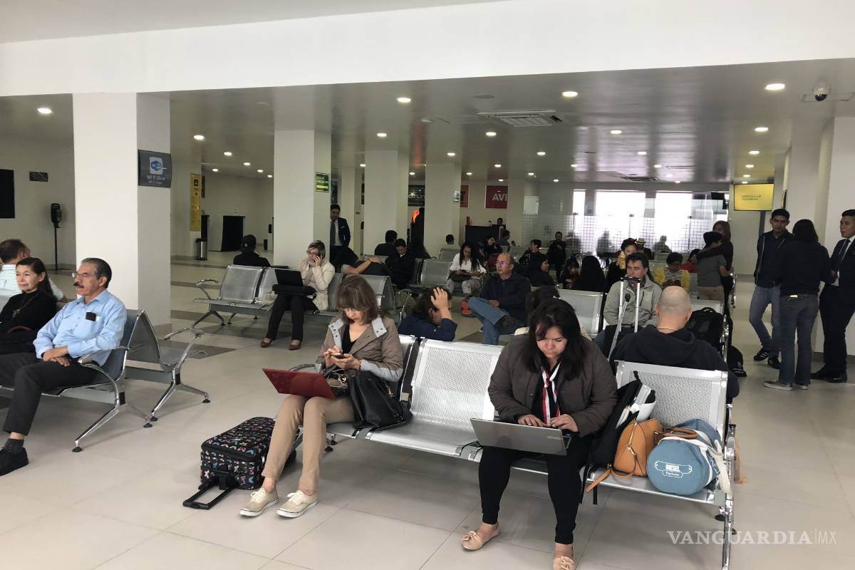 Llega avión con hora y media de retraso