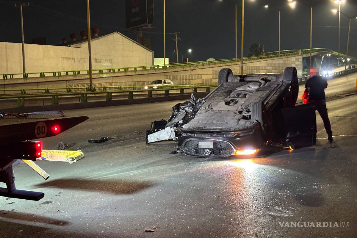 Vuelca conductor tras chocar contra puente en Saltillo; iba a exceso de velocidad
