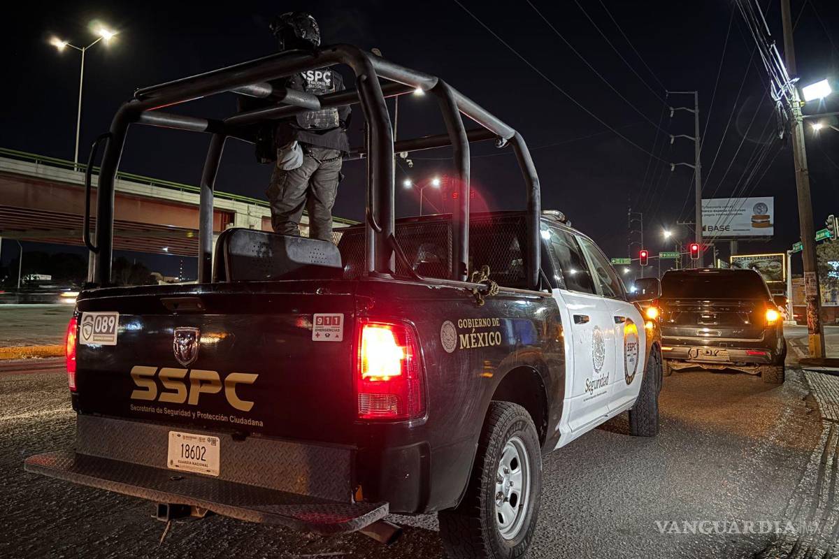 $!Cuatro patrullas federales escoltaron al detenido desde Saltillo hasta su entrega ante las autoridades.