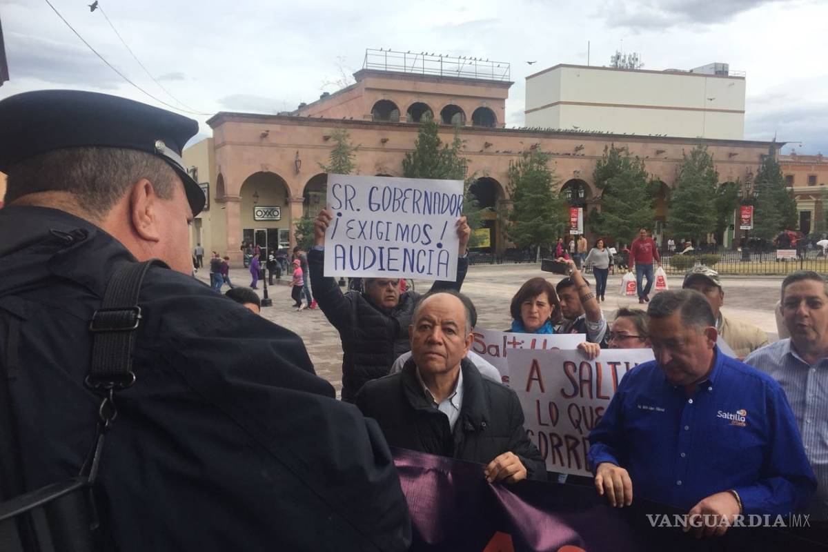 Marcha Isidro López con Regidores a Palacio de Gobierno de Coahuila para exigir recursos