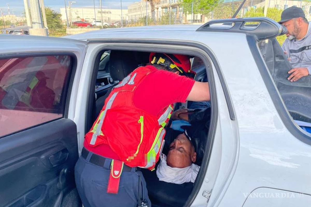 $!Dos personas fueron transportadas a hospitales cercanos para su evaluación médica luego del accidente en la carretera a Monclova.