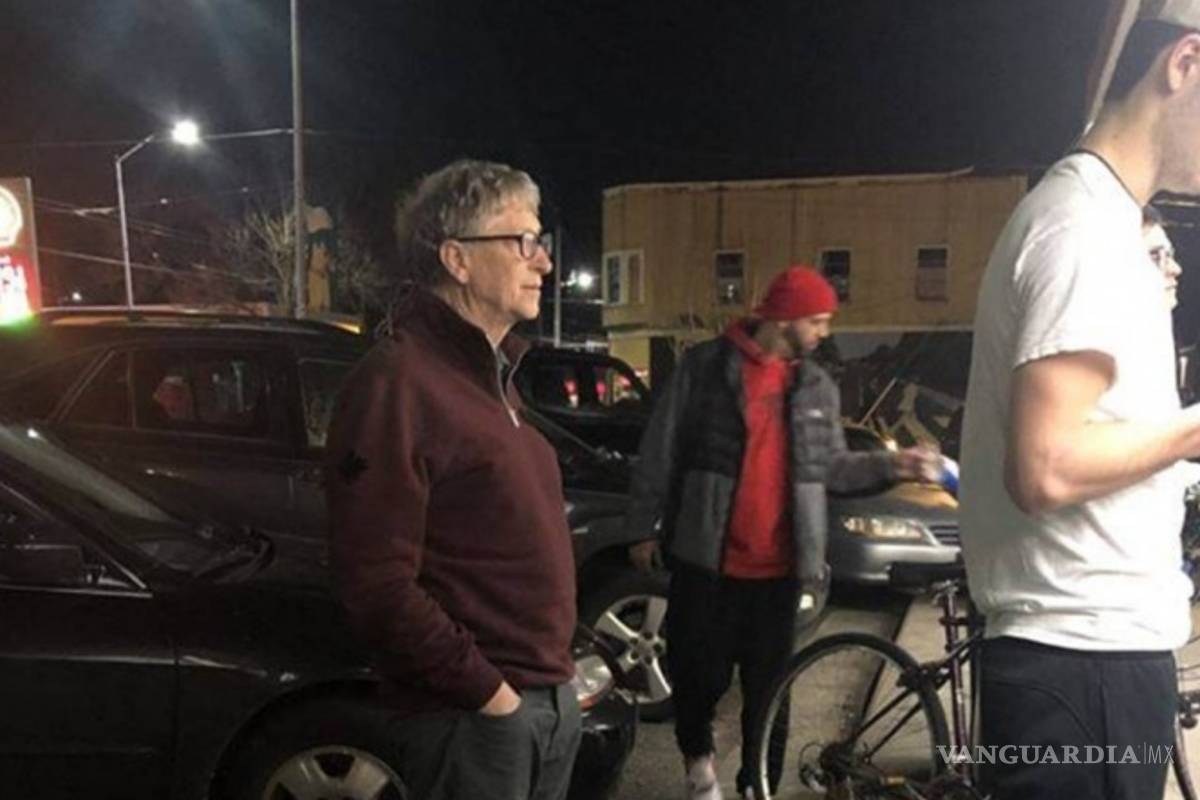 Se viraliza foto de Bill Gates haciendo fila por una hamburguesa