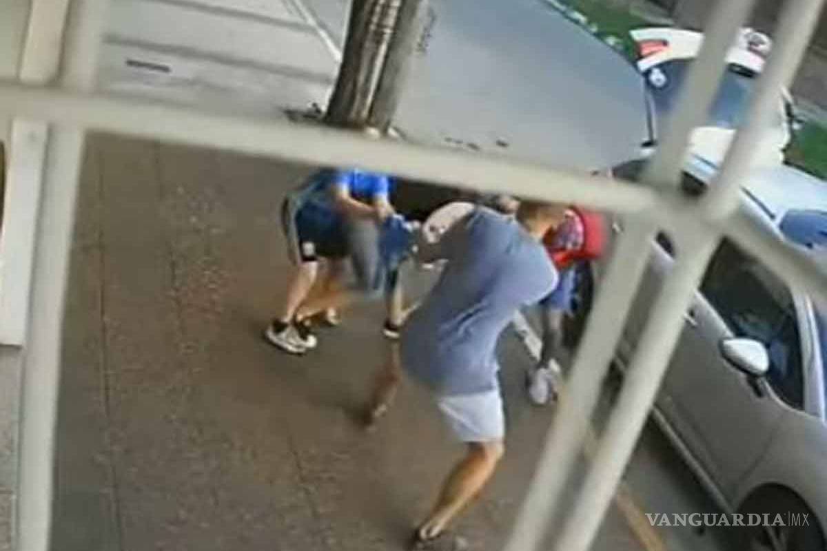 Niño encara a ladrón y lo patea para defender a su madre