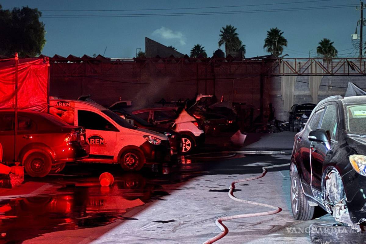 Fuego consume cinco vehículos en taller de Saltillo; se investigan causas