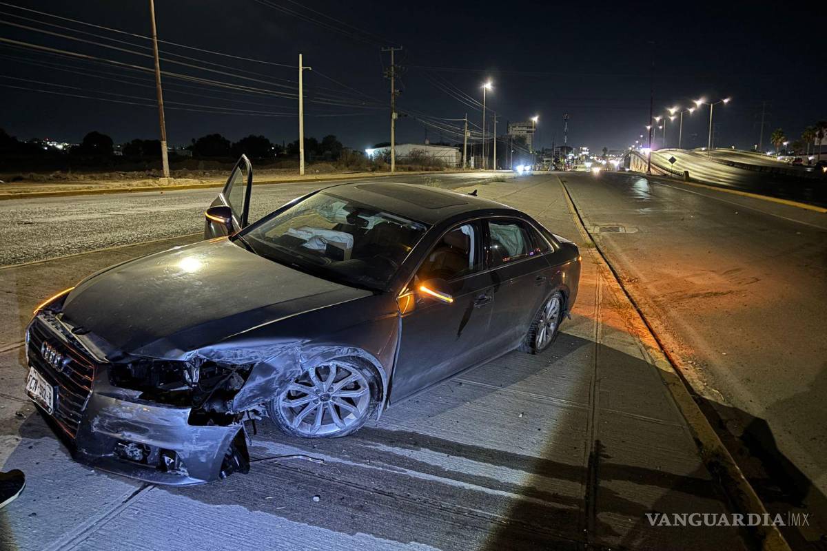 $!Un Audi A4 colisionó minutos después al no percatarse de los restos del muro de contención.