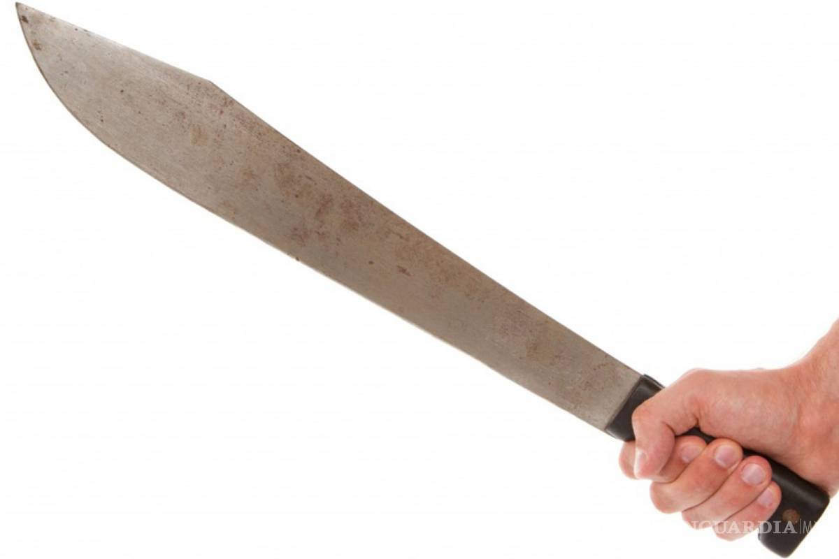 Joven viola a su exnovio amenazándolo con un machete