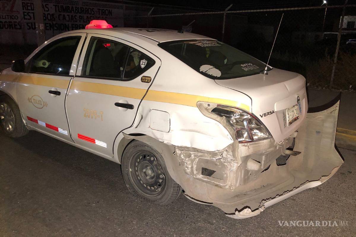 $!El taxi terminó con la defensa trasera destrozada.