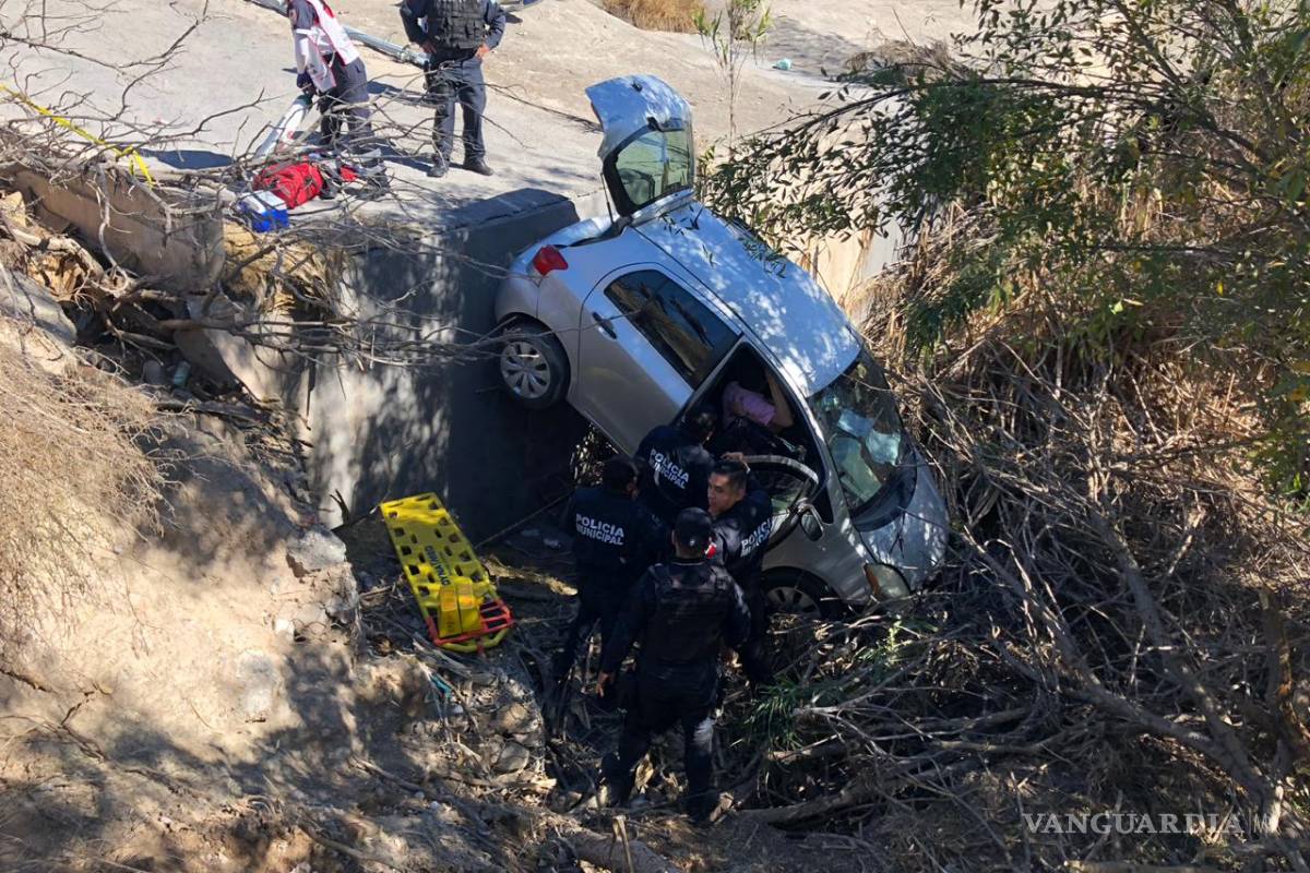 Pierde el control de su vehículo y cae en arroyo de Saltillo; conductor resulta lesionado