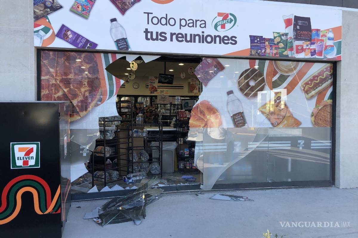 Conductora confunde pedal y se mete con su coche a tienda de conveniencia, en Ramos Arizpe