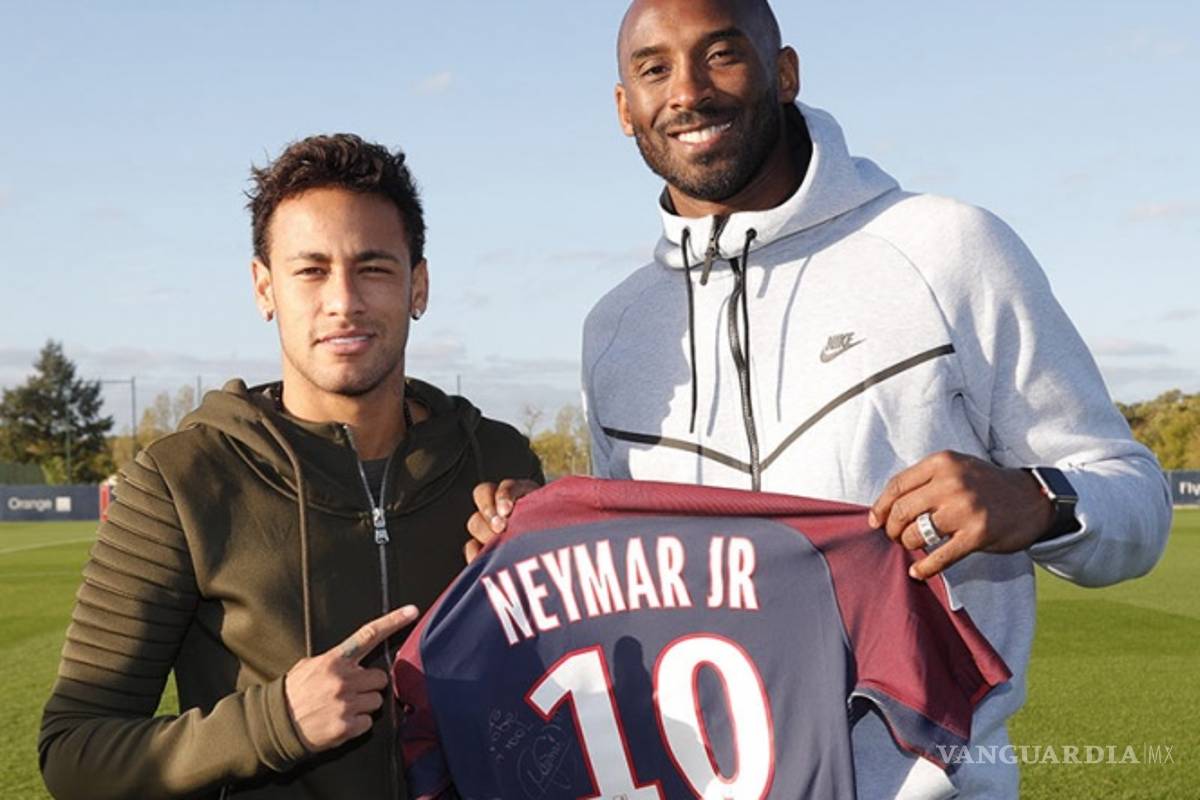 Kobe Bryant visita a Neymar durante entrenamiento del PSG