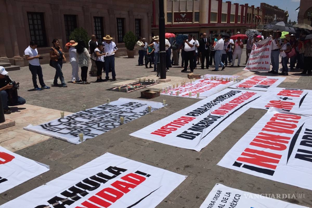 $!Grupos ciudadanos y magisteriales de Coahuila protestan por conflicto en Oaxaca (FOTOS)