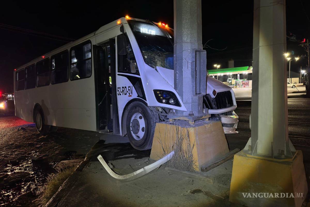 Dormita y se estrella transporte contra semáforo en el Libramiento OFT; 8 trabajadores lesionados