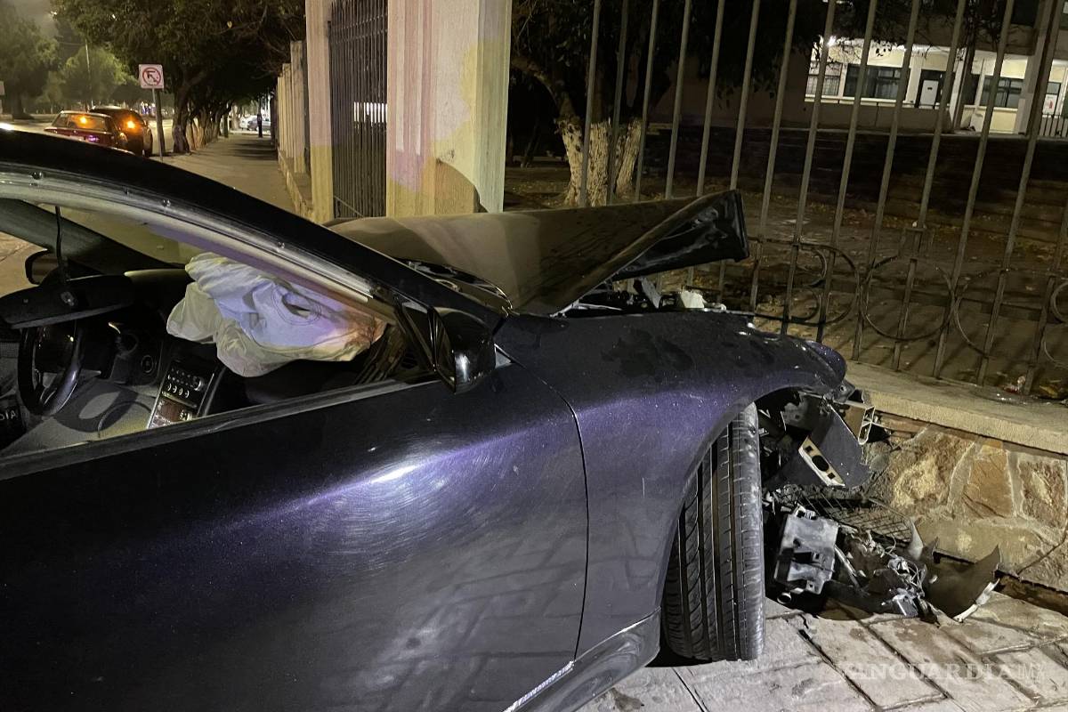 Saltillo: choca contra Químicas de la UAdeC y huye del lugar