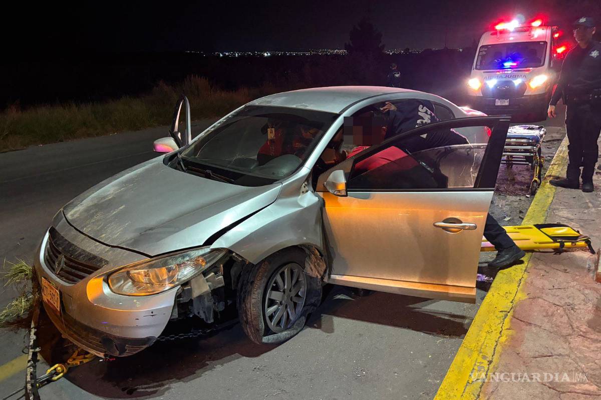 Choca conductor ebrio a exceso de velocidad contra camellón en Arteaga