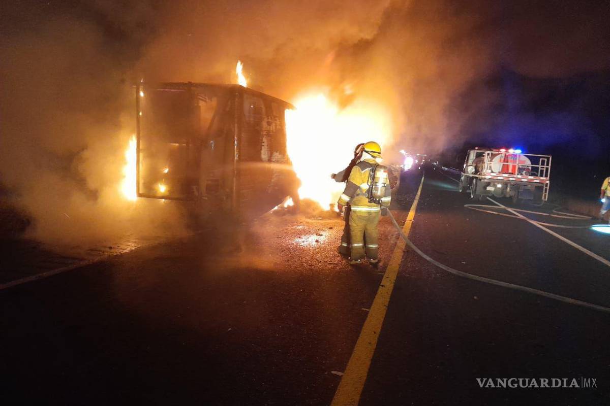 Se incendia caja de tráiler con carga de limón y piña en el libramiento Norponiente